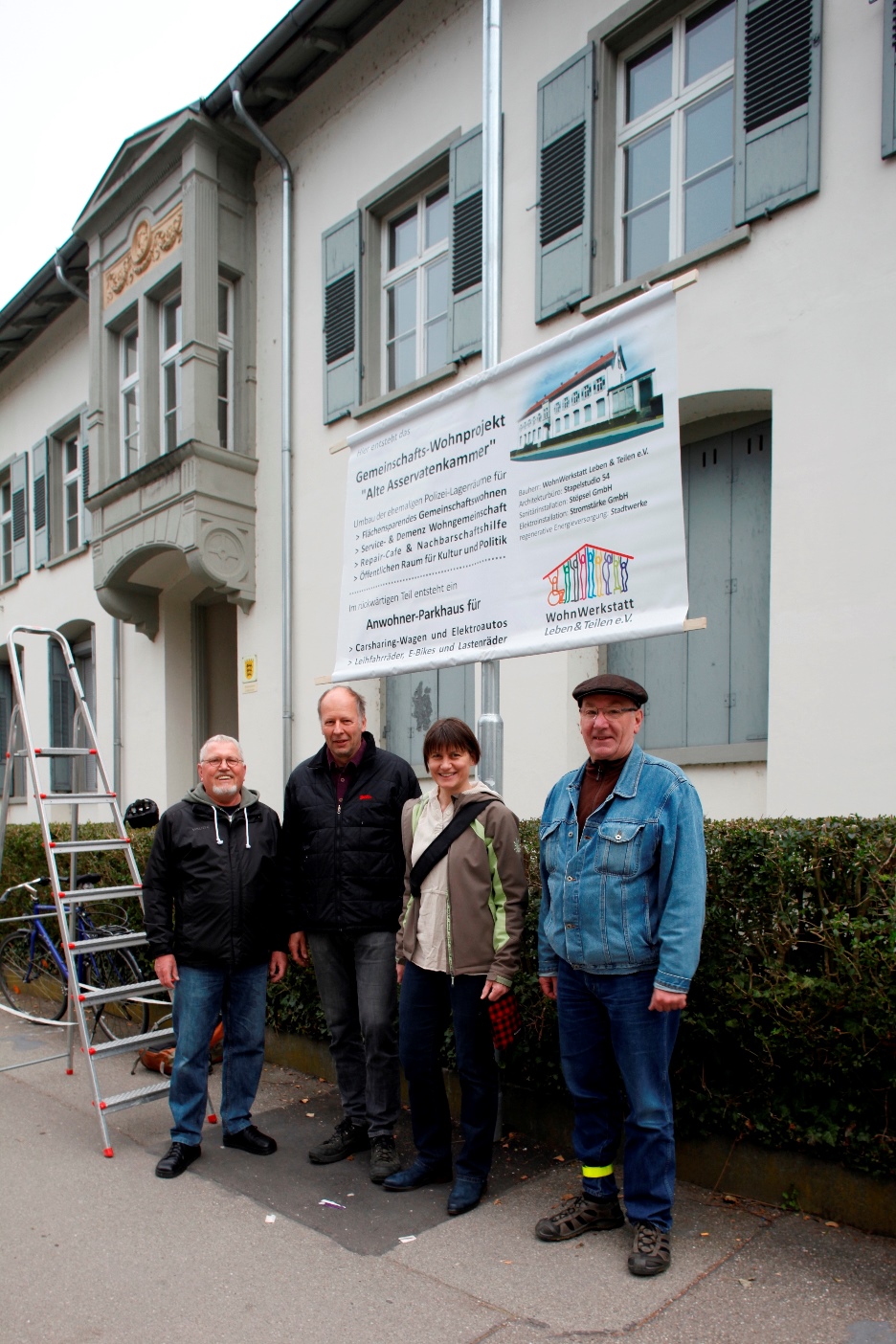 Bauschild mit Personen